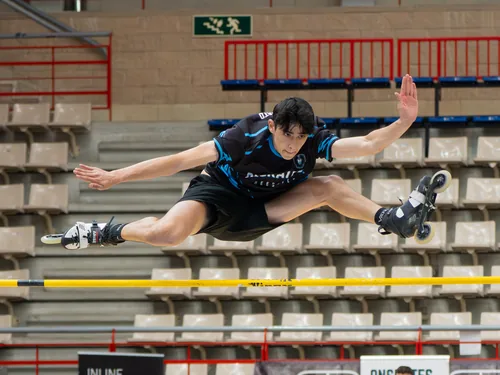 Patinador del Team Onskates volando sobre una valla en salto de altura