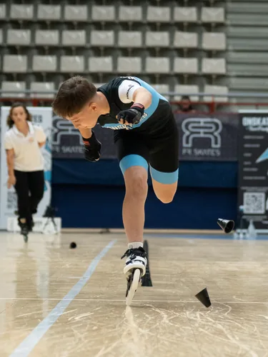 Patinador del Team Onskates girando en el aire en una acrobacia sobre la pista