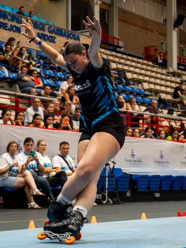 Patinadora del Team Onskates saltando con los brazos extendidos en plena prueba