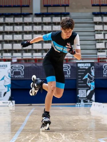 Patinador del Team Onskates agachado en la salida de una prueba de velocidad