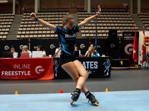 Patinadora del Team Onskates con los brazos en alto tras una prueba de derrapes