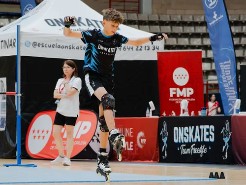 Patinador del Team Onskates saltando una valla con los brazos extendidos