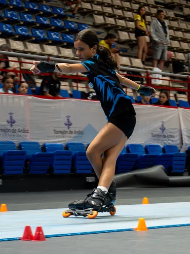 Patinadora del Team Onskates en plena prueba de derrapes entre conos