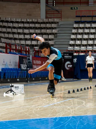 Patinador del Team Onskates en plena acrobacia con la mano apoyada en la pista