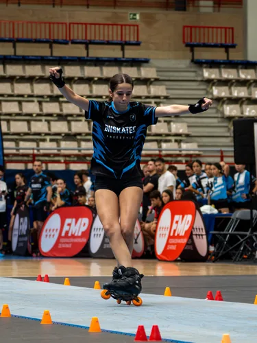 Patinadora del Team Onskates con los brazos abiertos en plena prueba de derrapes