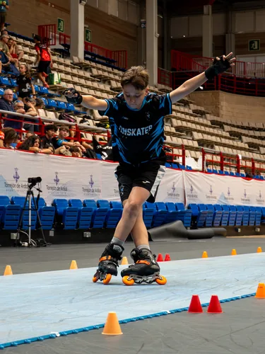 Patinador del Team Onskates con los brazos en cruz en plena prueba de derrapes