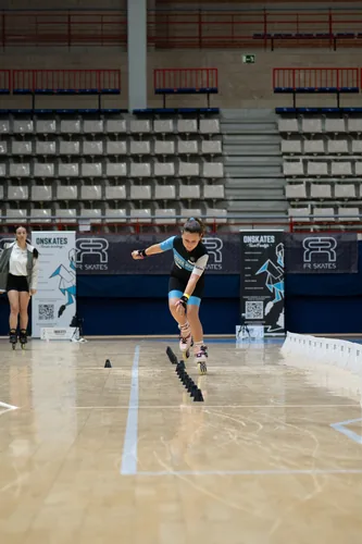 Patinadora del Team Onskates a toda velocidad con el brazo extendido