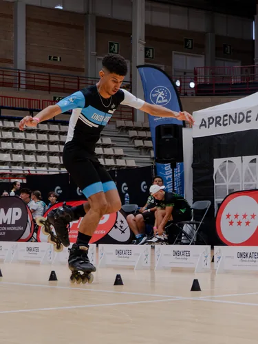 Patinador del Team Onskates entre conos en plena prueba de derrapes