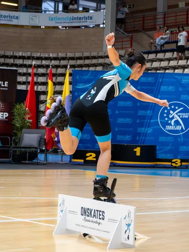 Patinadora del Team Onskates agachada en la salida de una prueba de velocidad