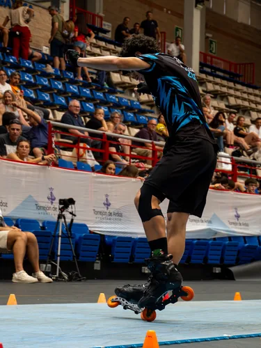 Patinador del Team Onskates entre conos en plena prueba de derrapes