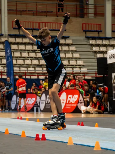 Patinador del Team Onskates con los brazos en alto en plena prueba de derrapes