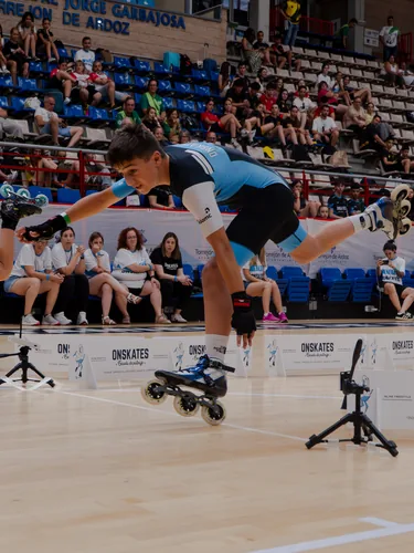 Patinador del Team Onskates saltando sobre unos conos en plena prueba