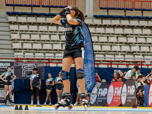 Patinadora del Team Onskates en pleno salto con el brazo en alto