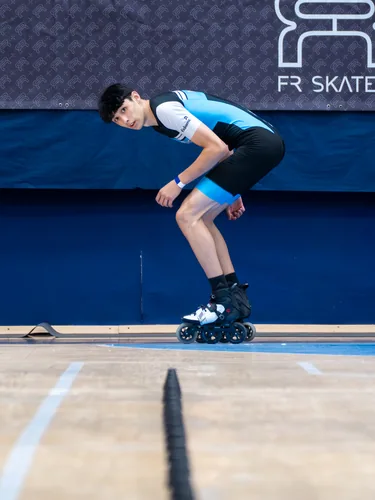 Patinador del Team Onskates agachado en tensión antes de la salida