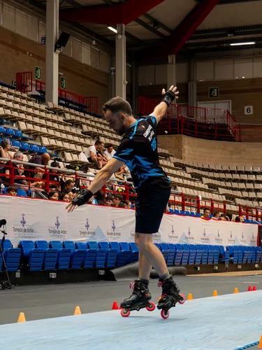 Patinador del Team Onskates en plena prueba de derrapes con el brazo en alto