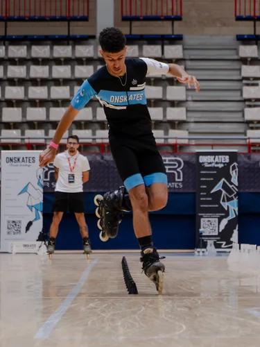 Patinador del Team Onskates en pleno salto con los brazos extendidos