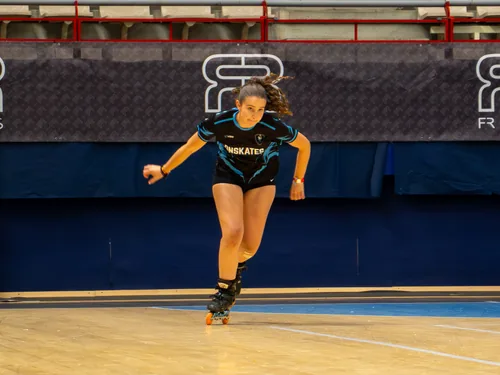 Patinadora del Team Onskates en pleno salto con las piernas recogidas