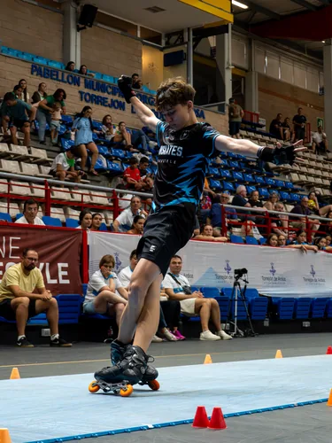 Patinador del Team Onskates saltando un cono en plena prueba de derrapes