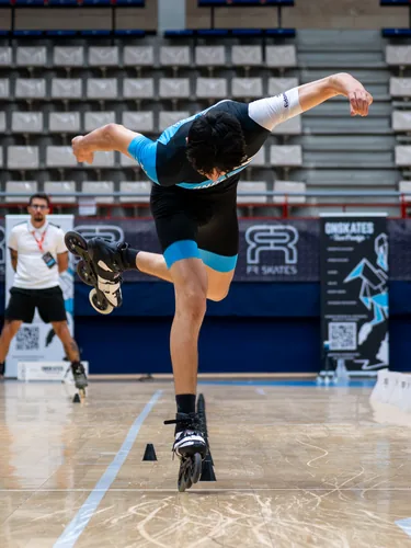 Patinador del Team Onskates a toda velocidad con el brazo extendido