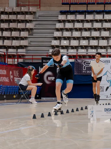 Patinador del Team Onskates saltando una valla junto a otro patinador