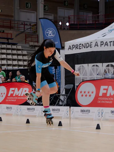 Patinadora del Team Onskates con el pelo al viento en plena prueba