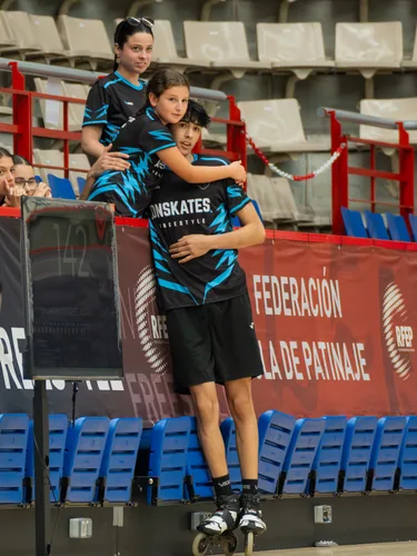 Patinador del Team Onskates abrazado a sus compañeros más jóvenes