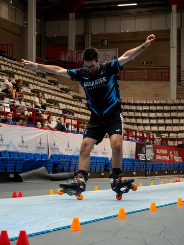 Patinador del Team Onskates con los brazos abiertos en plena prueba de derrapes