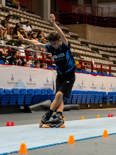 Patinador del Team Onskates en plena prueba de derrapes entre conos