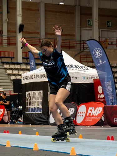 Patinadora del Team Onskates saltando con los brazos abiertos