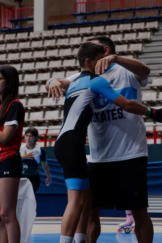 Patinador del Team Onskates abrazado a su entrenador tras una prueba