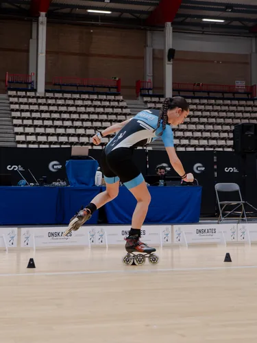 Patinadora del Team Onskates a toda velocidad en la salida de una prueba