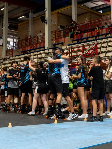 Equipo Onskates celebrando en grupo tras una competición