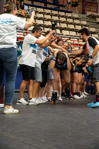 Team Onskates animando junto a la grada tras una prueba