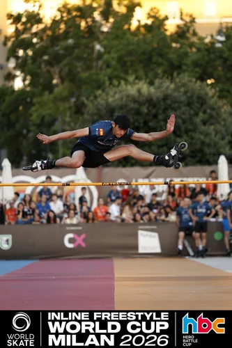 Patinador del Team Onskates en plena acrobacia sobre una valla