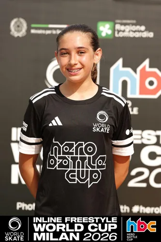Patinadora del Team Onskates con la camiseta oficial de la Hero Battle Cup