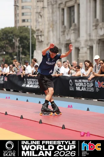 Patinador del Team Onskates en plena prueba junto a la arquitectura de Milán