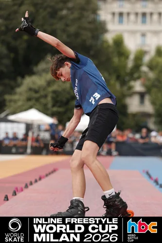 Patinador del Team Onskates en plena acrobacia con la mano apoyada en la pista
