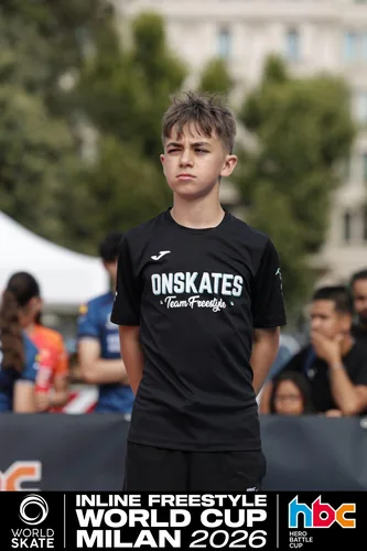 Patinador del Team Onskates con la camiseta de Onskates junto al público