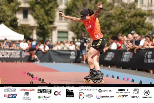 Patinadora del Team Onskates en pleno salto en plena prueba
