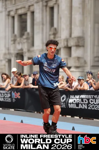 Patinador del Team Onskates con gafas de sol en plena coreografía
