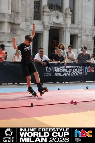 Patinador del Team Onskates saltando junto a la arquitectura de Milán