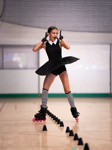 Patinadora del Team Onskates con un gesto expresivo durante su coreografía