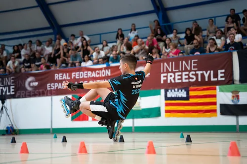 Patinador del Team Onskates en plena acrobacia sobre la pista