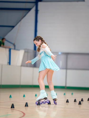 Patinadora del Team Onskates en equilibrio en plena coreografía