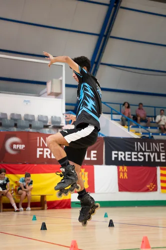 Patinador del Team Onskates en pleno salto durante una prueba