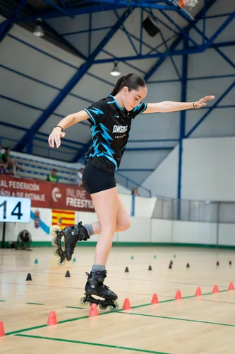 Patinadora del Team Onskates en equilibrio con una pierna extendida