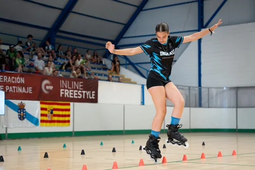 Patinadora del Team Onskates saltando en plena prueba