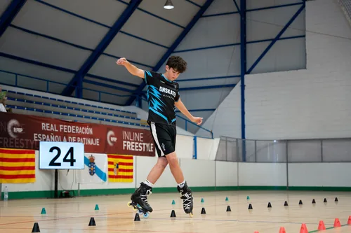 Patinador del Team Onskates en plena prueba con el dorsal a la vista