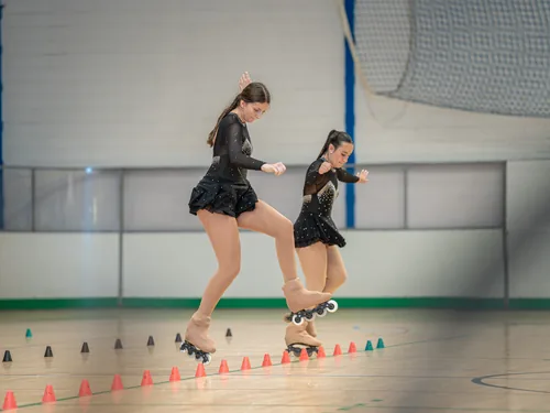 Dos patinadoras del Team Onskates sincronizadas en una coreografía de parejas