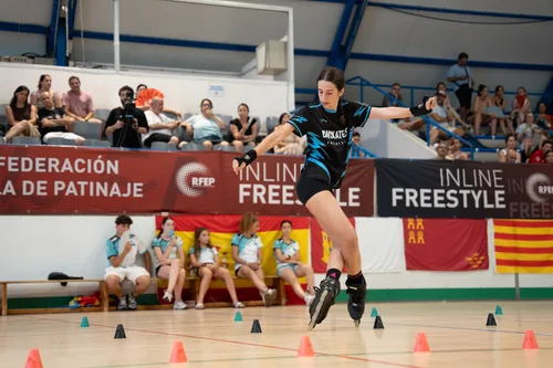 Patinadora del Team Onskates con los brazos extendidos en plena prueba